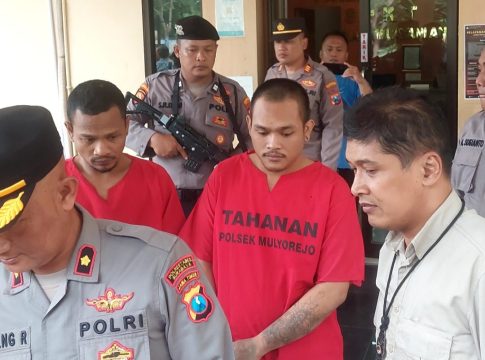 Saat Lagi Enak Nyapu Kalung Seorang Wanita Diembat Maling