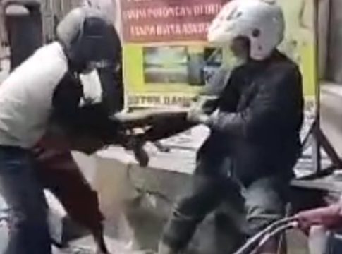 Dramatis,!!! Aksi penangkapan terduga pelaku Narkoba jadi tontonan warga