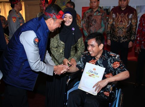 Tali Asih Kadiv Humas Bagi Korban Bom Surabaya