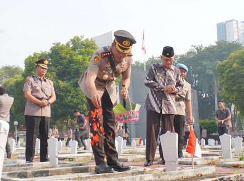 Jelang Hari Bhayangkara ke-78, Polresta Sidoarjo Ziarah dan Tabur Bunga di Makam Pahlawan