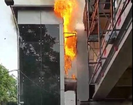 Kebakaran Lift Jembatan Penyeberangan Orang di Jalan Pemuda Surabaya, Lima Unit Mobil Pemadam Dikerahkan