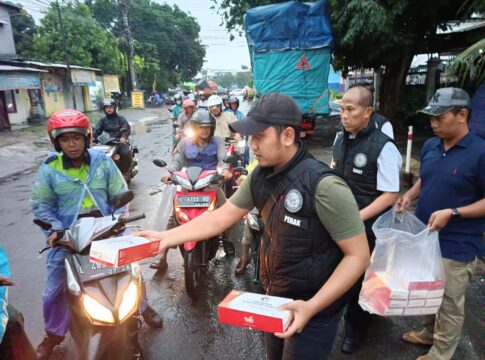 Satresnarkoba Polres Pelabuhan Tanjung Perak Bagikan Takjil untuk Masyarakat di Surabaya