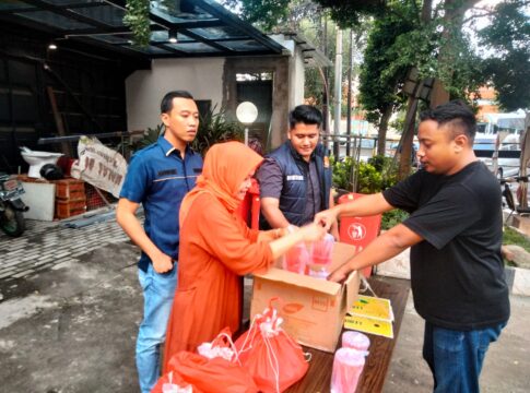 Berbagi di Bulan Suci: Satreskrim Polres Pelabuhan Tanjung Perak Bagikan Takjil untuk Masyarakat Surabaya