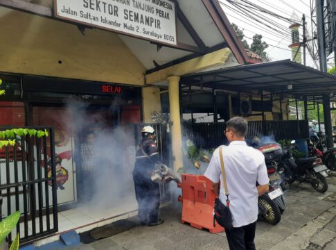 Cegah Demam Berdarah: Polres Pelabuhan Tanjung Perak Gencarkan Fogging DBD di Mako dan Polsek Jajaran