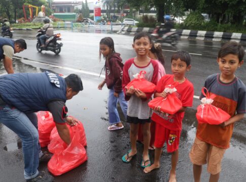 Polres Pelabuhan Tanjung Perak Berbagi Takjil, Wujud Kepedulian di Bulan Ramadan