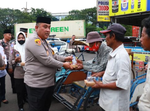 Kapolres Pelabuhan Tanjung Perak Berbagi Takjil dan Sosialisasi Hotline Mudik Polri 110
