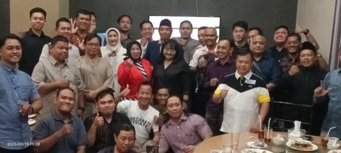 keterangan photo: Ketua DPC PERADI SAI Kabupaten Sidoarjo Raya saat photo bareng dengan para pengurus beserta anggota