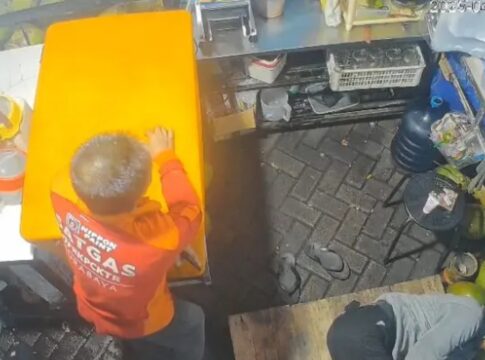 Viral Video Pria Berseragam Satgas Curi Uang dan HP di Warung Es Degan Surabaya, Pemkot Pastikan Bukan Petugas Aktif