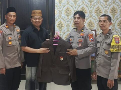 Silaturahmi dan Sinergi: Polres Tanjung Perak Serahkan Jas Dai Kamtibmas di Ponpes Tarbiatul Ulum