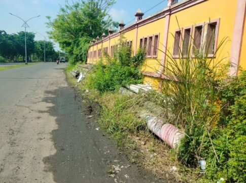 Kelalaian Berat! Tiang PLN Mangkrak Hampir Setahun di Depan Museum Mpu Tantular